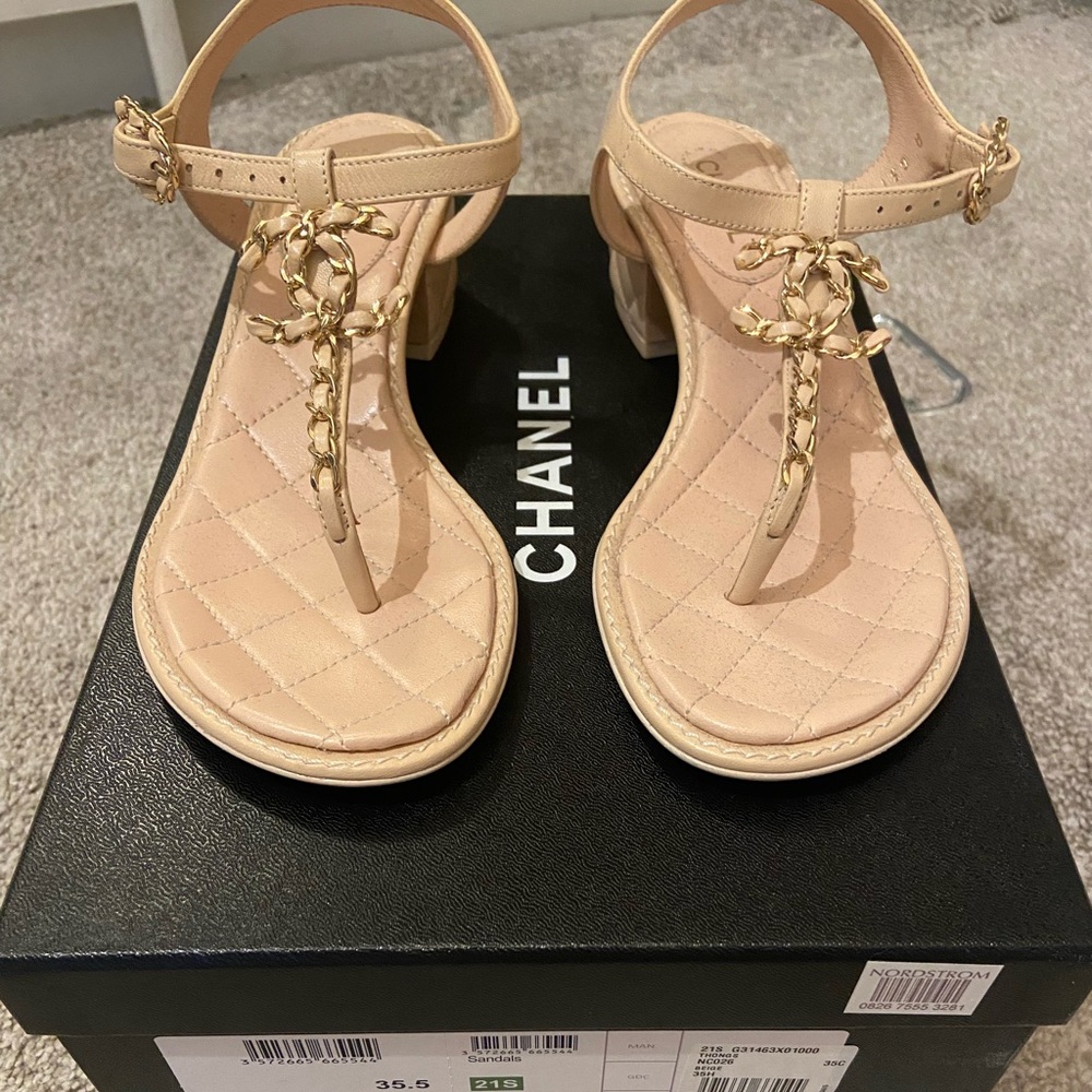 Chanel thong sandal lambskin beige size 35.5

Worn a few times